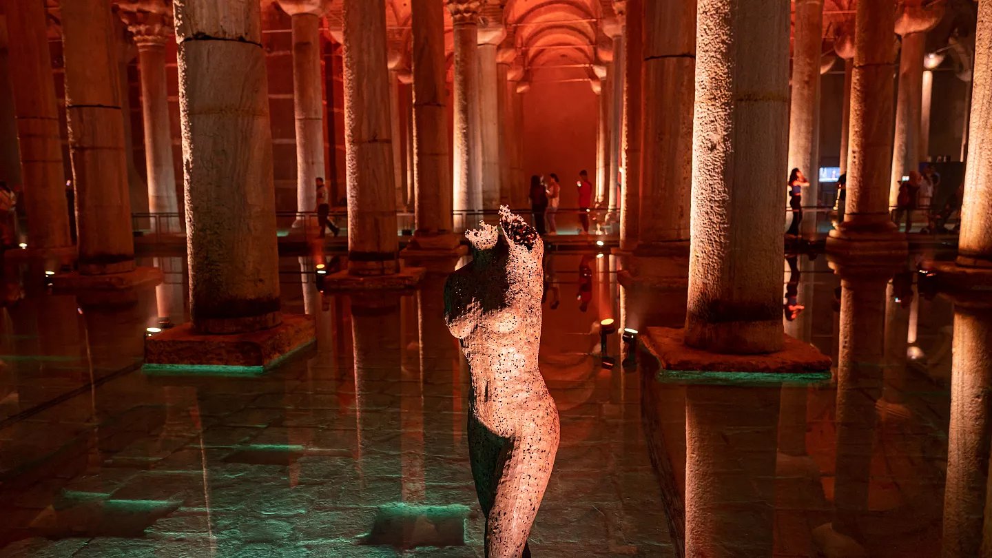 Statue in the middle of the basilica cistern