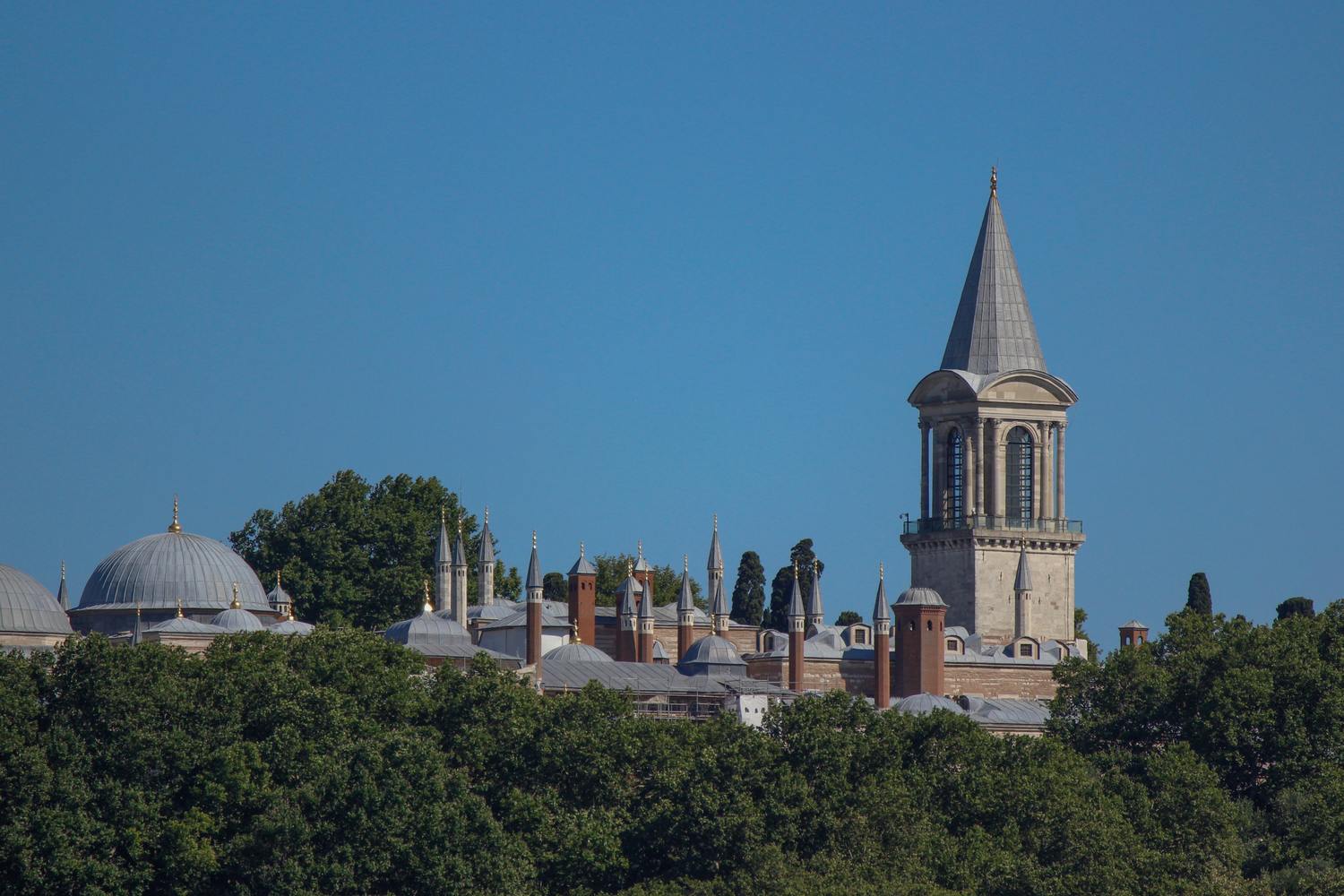 Exterior view of the topkapi palace with the tower