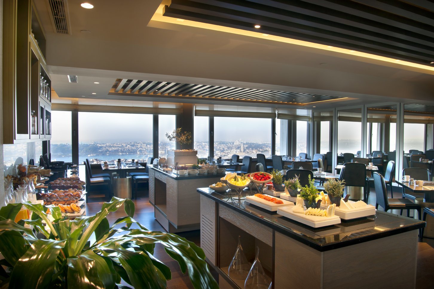 CLUB LOUNGE