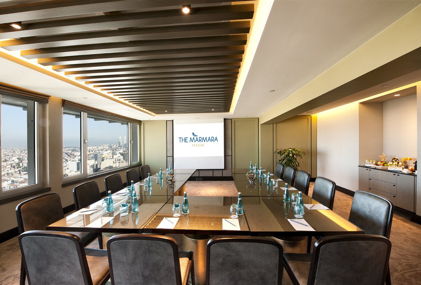 CLUB MEETING ROOM 
