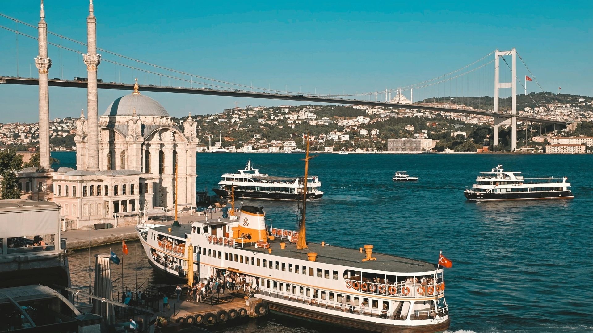 İstanbul'un Kalbinde, Boğaz'ın Zirvesinde: 5 Yıldızlı Boğaz Oteli Deneyimi