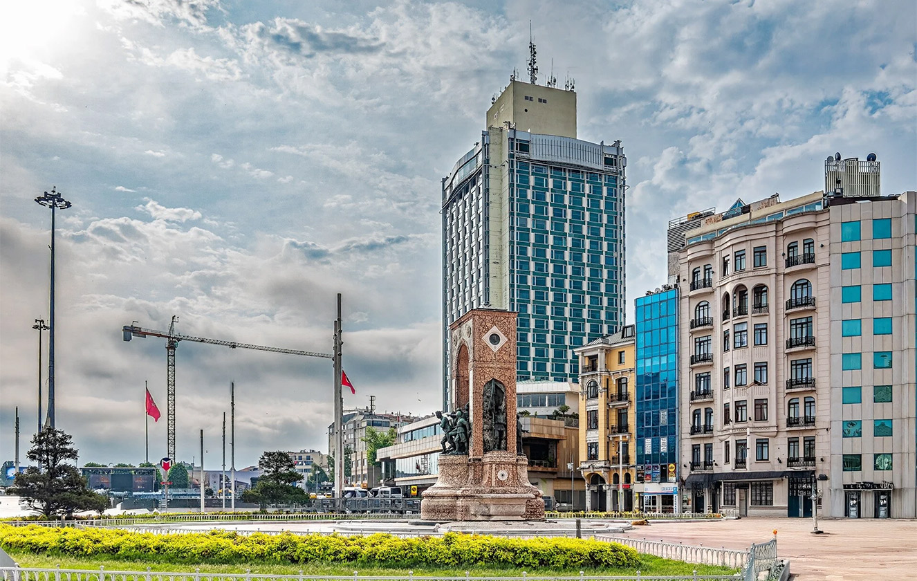 İstanbul'u Deneyimleyin: Taksim Meydanı'nda Kalmak İçin 10 Neden