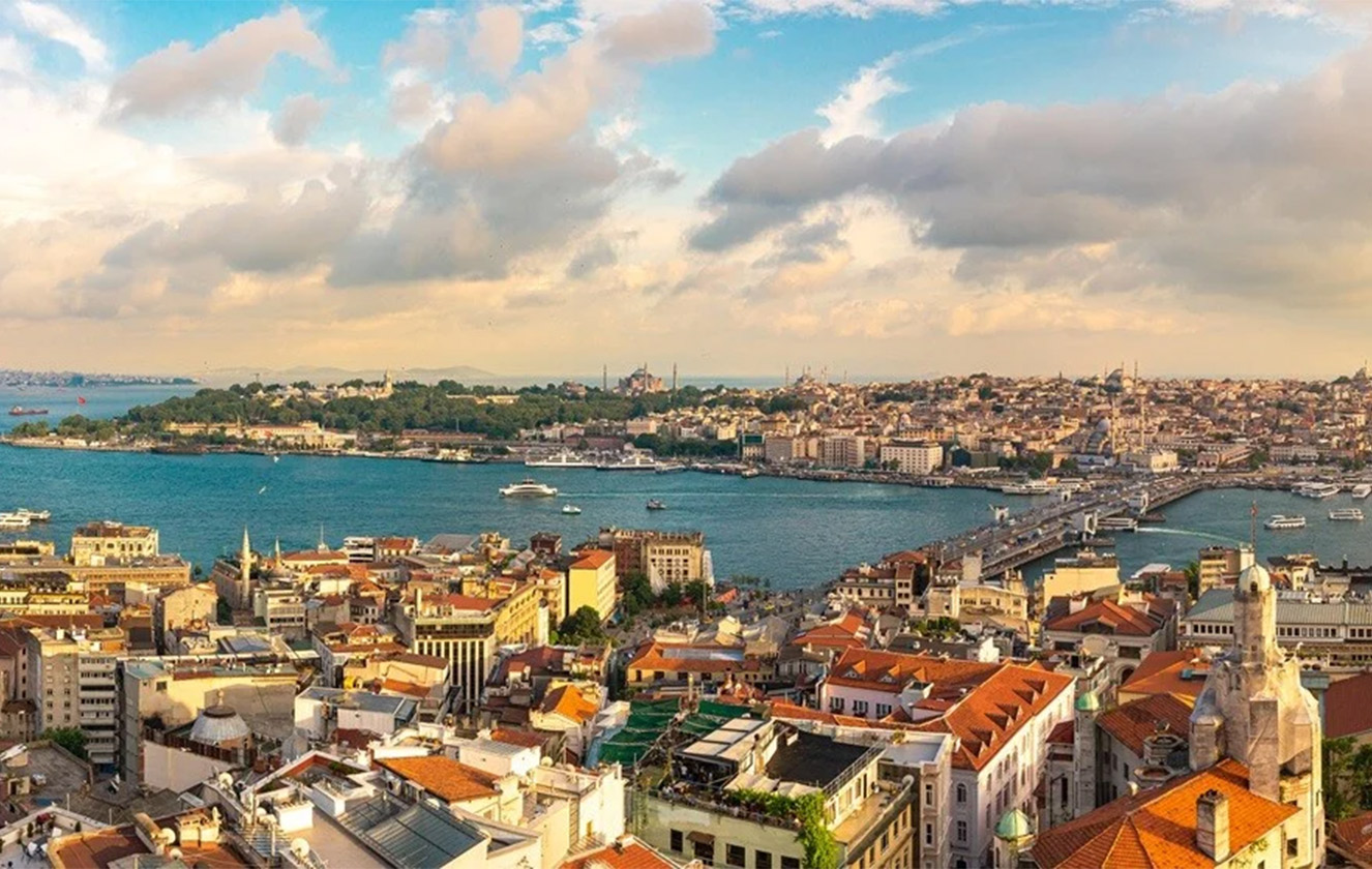 Exploring the Golden Horn: A Scenic Walk from Pera Through Istanbul's Historic Heart