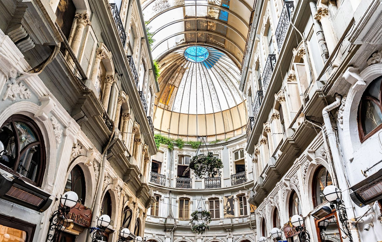 Tarihi Çiçek Pasajı’nın Hikayesi: Taksim’de Zamanda Bir Yolculuk
