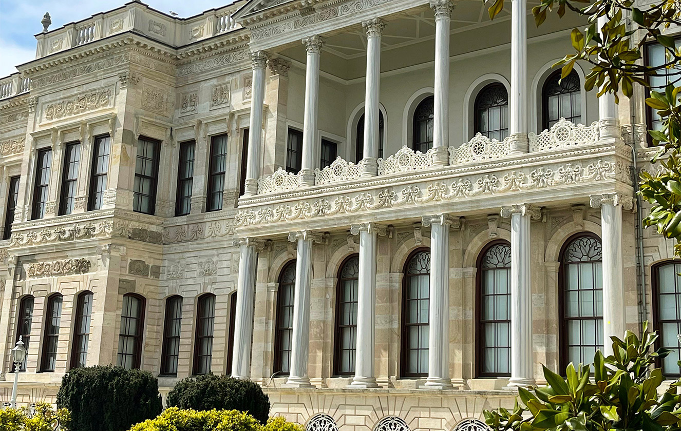 İstanbul'un Görkemli Başyapıtı Dolmabahçe Sarayı'nı Keşfedin