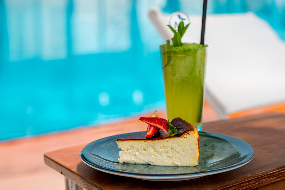 the-marmara-bodrum-pool-bar-detail-card-2.jpg